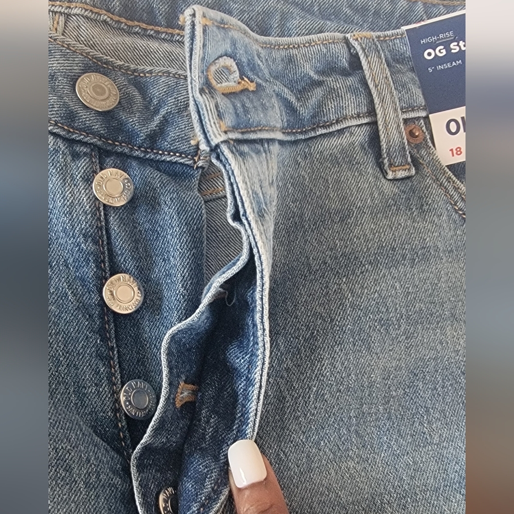 OLD NAVY HIGH RISE OG STRAIGHT 5" INSEAM SHORTS - Picture 6 of 9